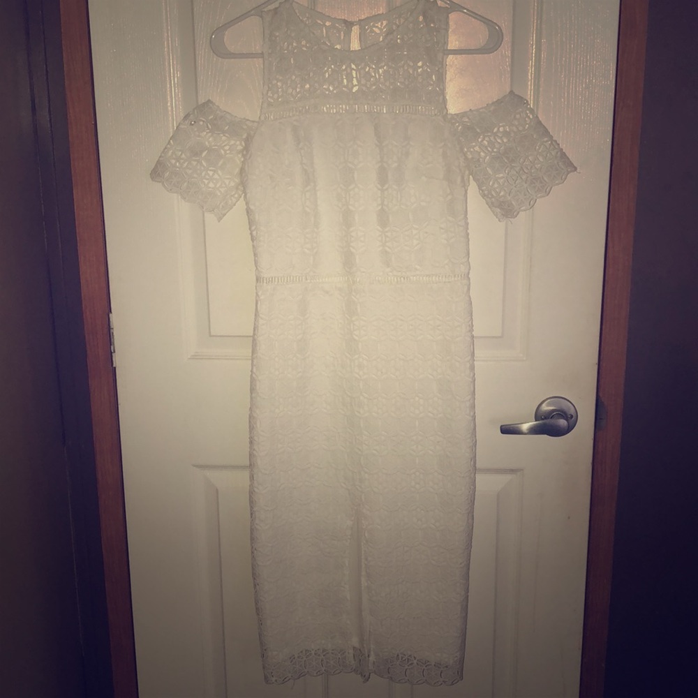 A white nice dress in good condition